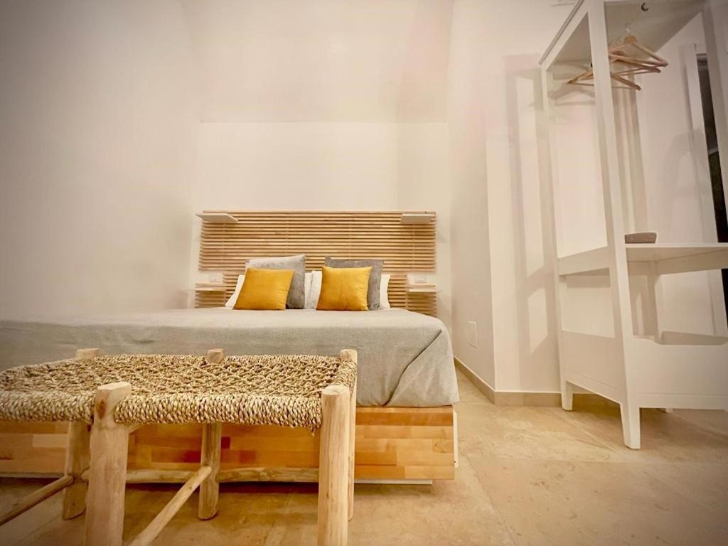 巴里Casa di zia Pupetta的一间卧室配有一张带黄色枕头的床和长凳