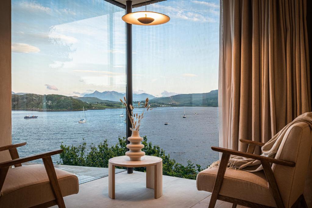 波特里Vriskaig Luxury Guest Suite with Iconic Views的客房设有湖景大窗户。