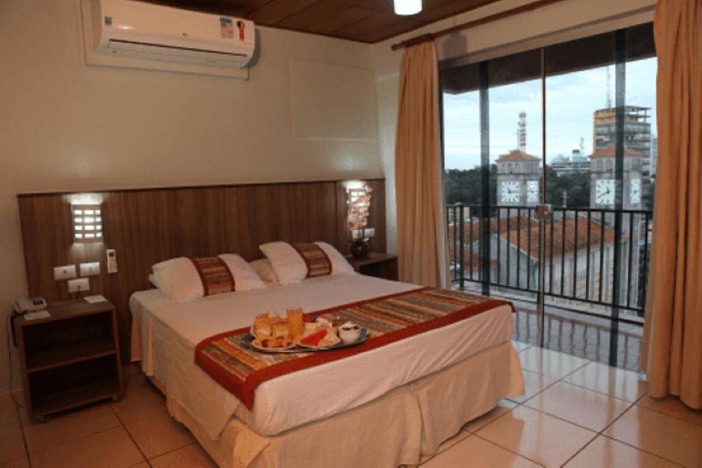 库亚巴马托格罗索皇宫酒店 的酒店客房设有一张床和一个阳台。