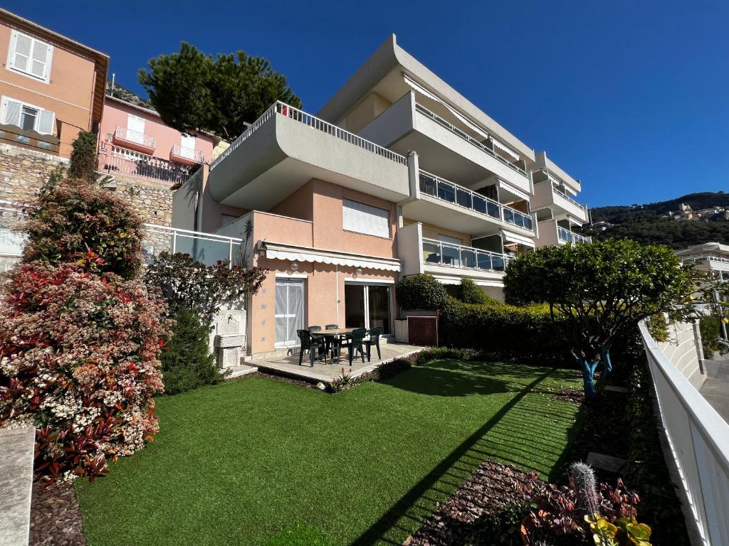 罗克布吕讷-卡普马丹Cap d.Azur的一座大型公寓楼,设有草地庭院