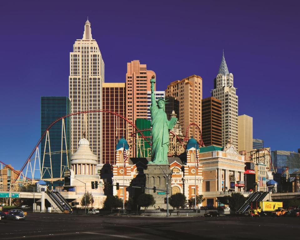 拉斯维加斯New York-New York的城市天际线前的自由雕像