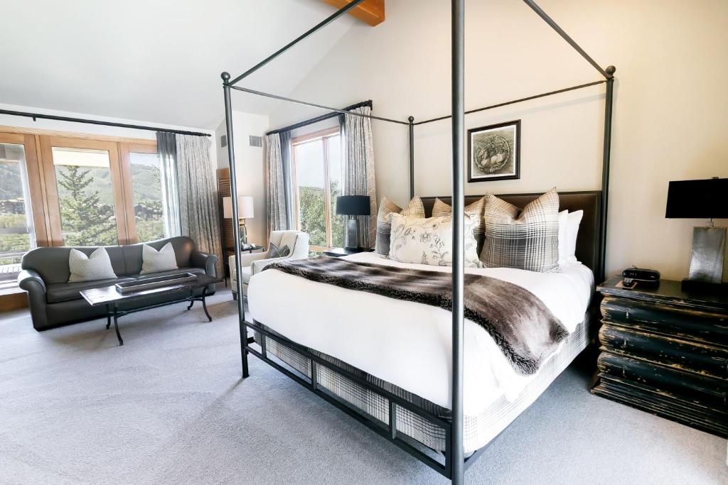 帕克城Luxury King Room with Mountain View Hotel Room的一间卧室配有四柱床和沙发