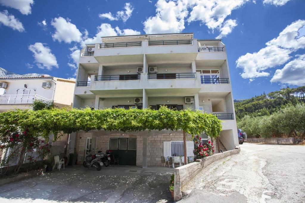 图彻皮Apartments by the sea Tucepi, Makarska - 11486的白色的公寓楼,里面常有常春藤