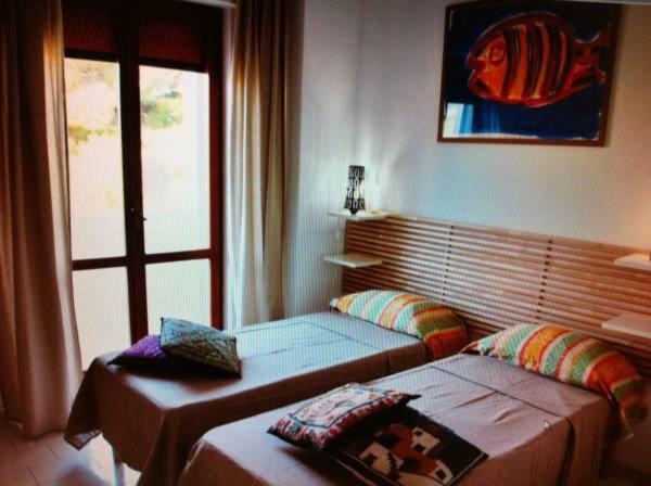 托雷阿马莱托雷佩洛萨住宿加早餐旅馆的一间卧室设有两张床和窗户。