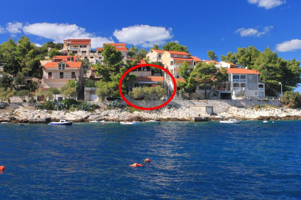 布拉托Seaside holiday house Prigradica, Korcula - 11484的水中游泳的人,用红圆圈