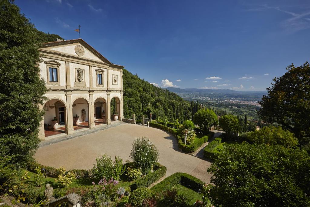菲耶索莱Villa San Michele, A Belmond Hotel, Florence的一座带花园的古老房子