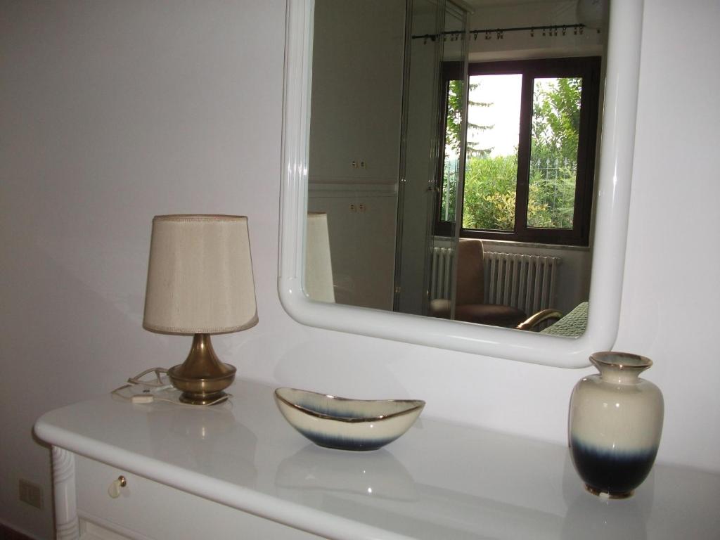 卡斯塔诺兰泽Casa Lanze的台灯和桌子上的碗,带镜子