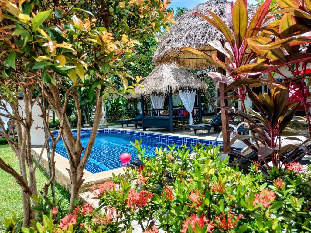 拉迈米拉森旅舍的花园中种有树木和鲜花的游泳池