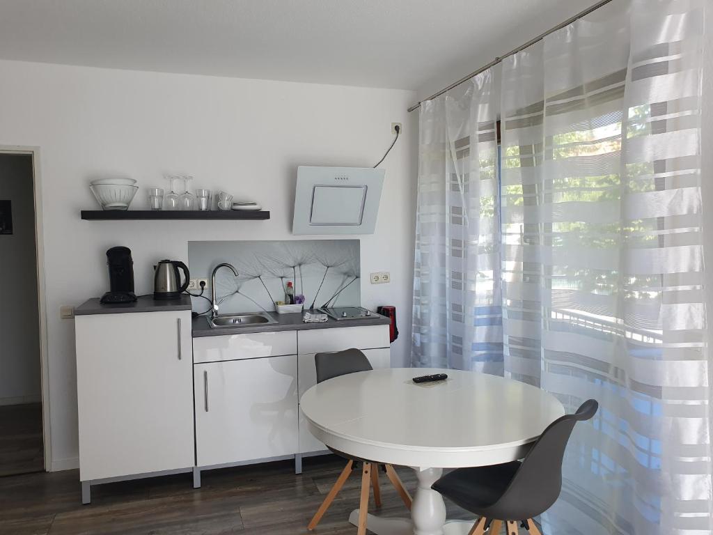 帕德博恩City Apartment, 27 qm, 2 Personen, high Sp WLAN的小厨房配有白色桌子和水槽