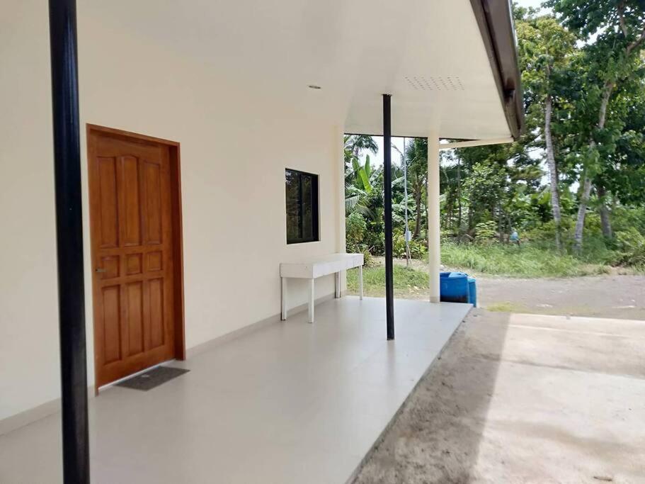 SaavedraSusana Goles Holiday House的一间设有木门和白色墙壁的房间