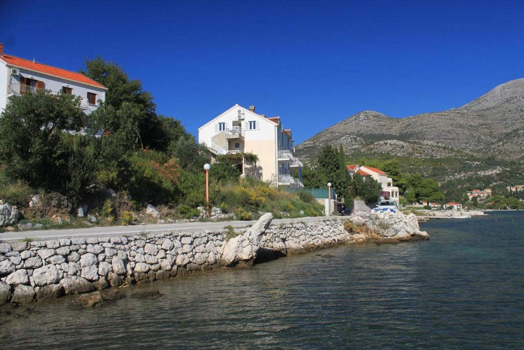 斯拉诺Apartments by the sea Slano, Dubrovnik - 8741的一群水体上建筑物