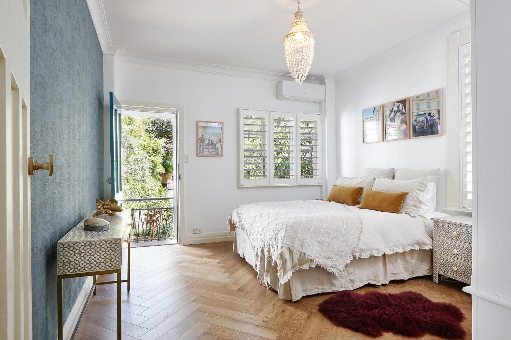 悉尼kookaburra beach house coogee的白色的卧室设有床和窗户