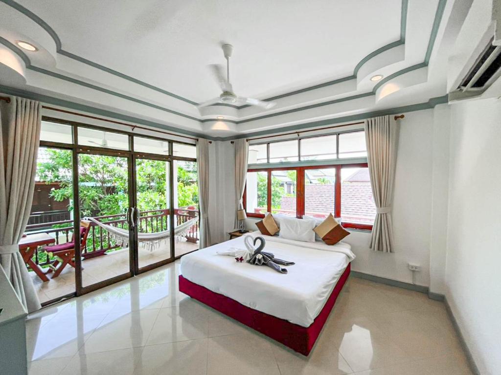 哈德姚TropiCoco Beach Resort Koh Phangan的一间卧室设有一张床和一个大窗户