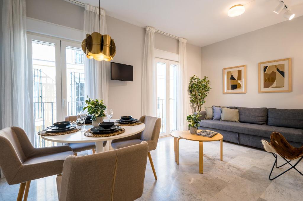 塞维利亚Magno Apartments Guadalquivir Terrace的客厅配有沙发和桌子