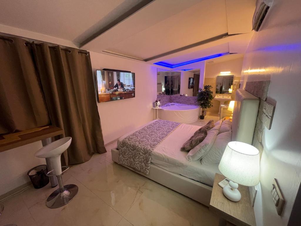 卡塔尼亚Lungomare panorama suite apartment的一间卧室配有一张床和一台电视。