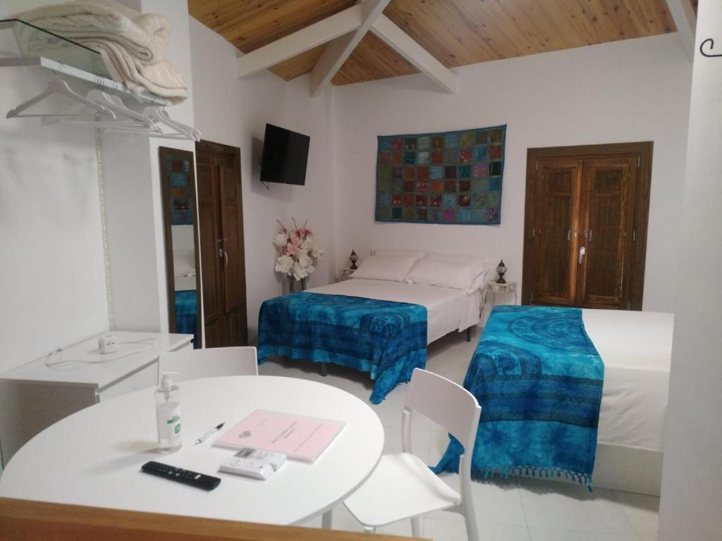 乌贝达Alojamiento Discover Úbeda的卧室配有一张床和一张桌子及椅子