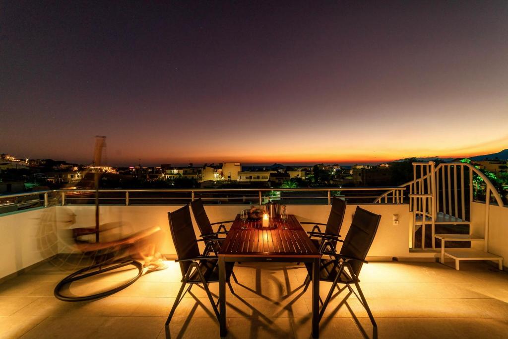 卡拉马基Ephantasy Living - Luxury home with roof garden的美景阳台配有桌椅