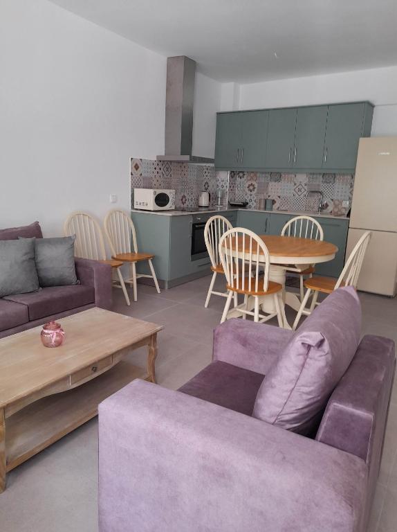 卡尔扎迈纳Cosy的客厅配有紫色沙发和桌子