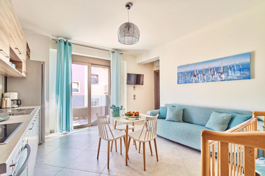基萨莫斯Lydia's Apartments的客厅配有蓝色的沙发和桌子