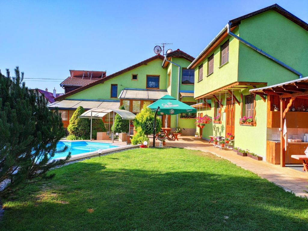 斯米扎尼Villa Real Paradise的一座带游泳池的庭院