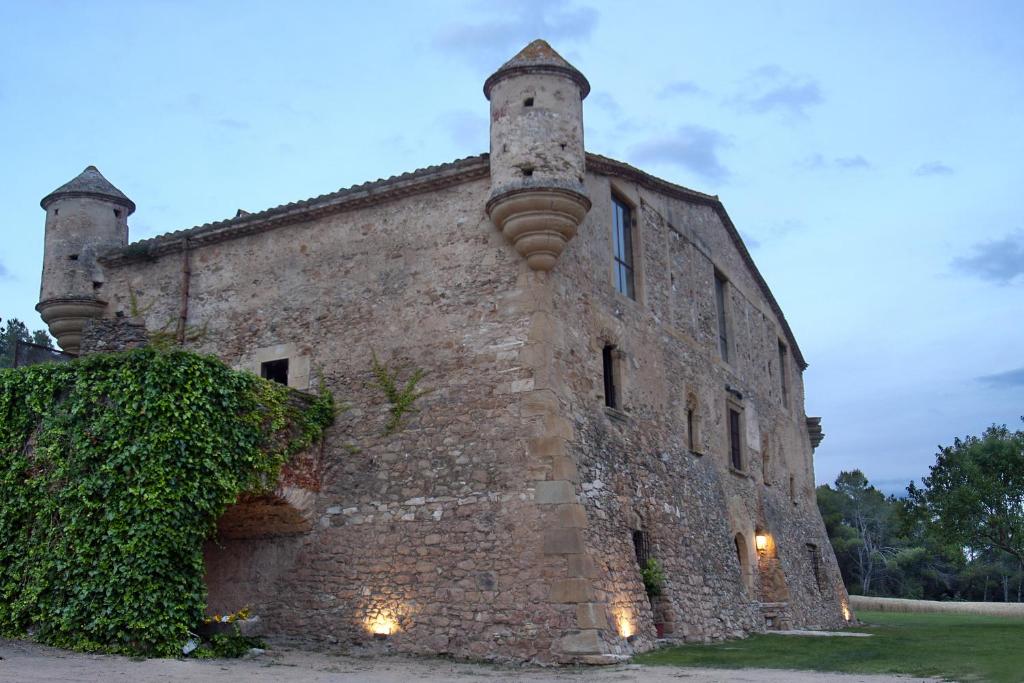 帕尔斯赛加里特乡村民宿的一座古老的石头建筑,上面有两座塔楼
