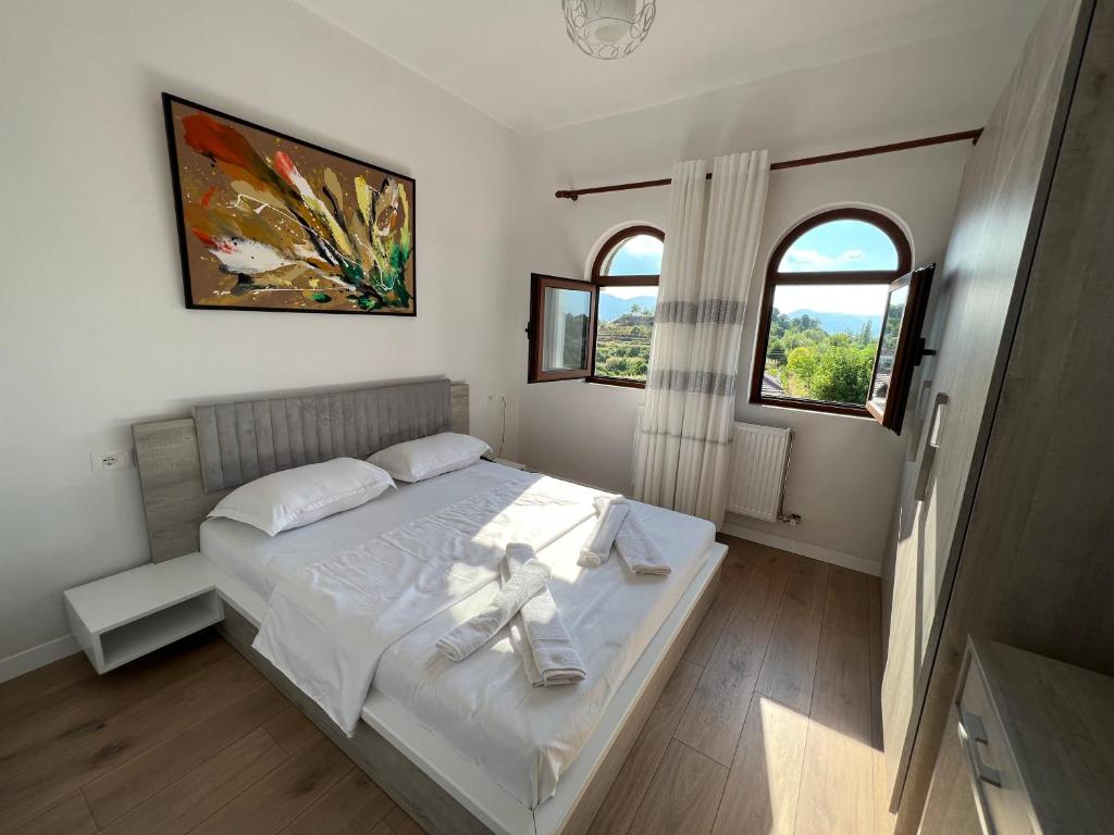 BurreliBujtina Celiku的一间卧室配有一张床,上面有两条毛巾