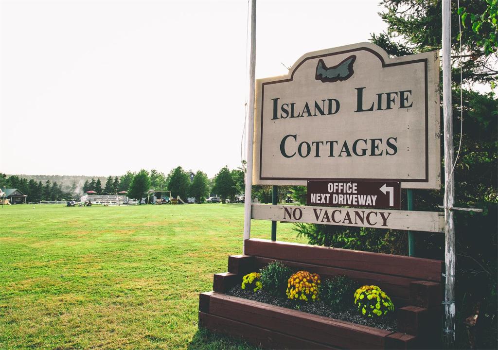 布拉克利海滩岛屿生活别墅酒店的岛生活与田野交融的标志