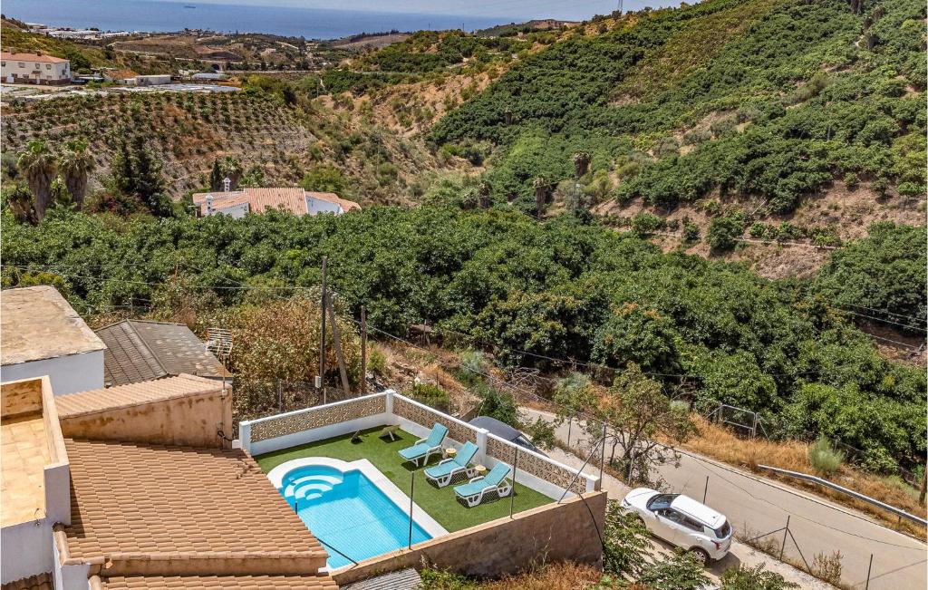 CajísGorgeous Home In Cajiz With Wifi的享有带游泳池的房屋的空中景致