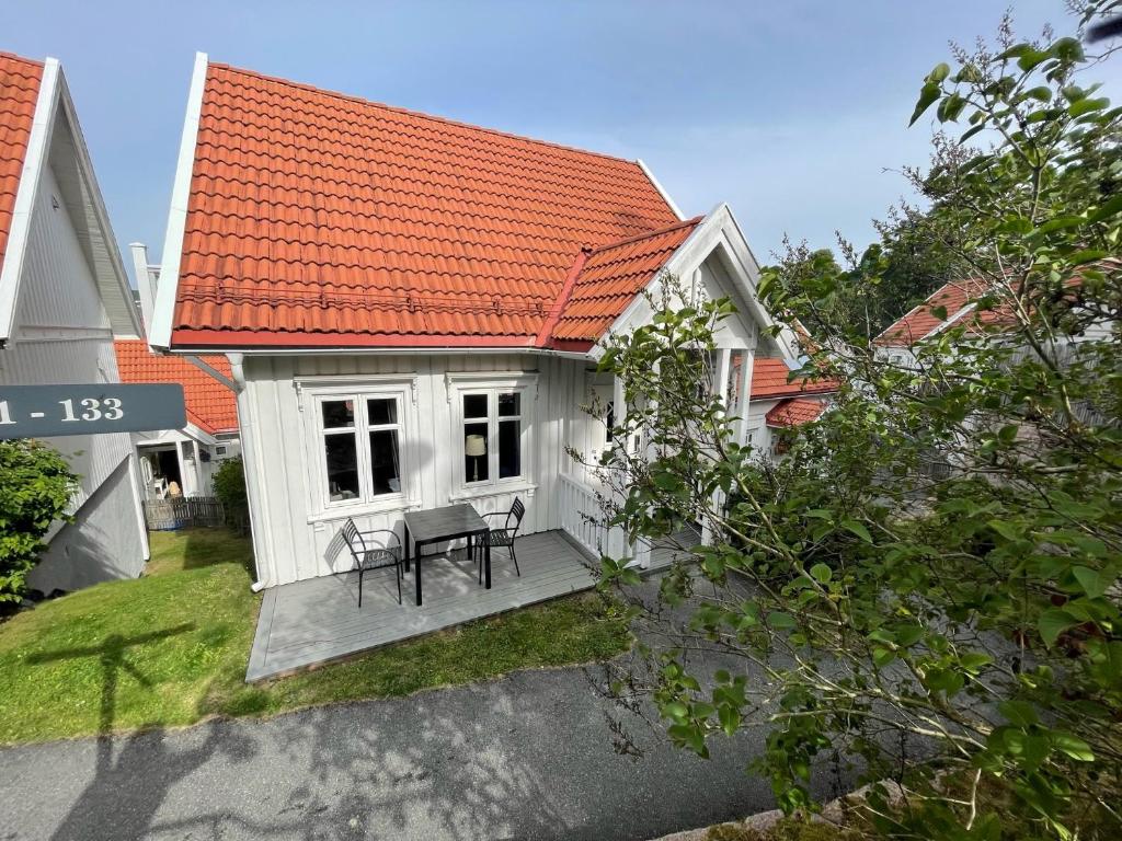 阿斯克尔Holmsbu cabin 133 - cabin close to the sea的一座白色的小房子,拥有橙色的屋顶