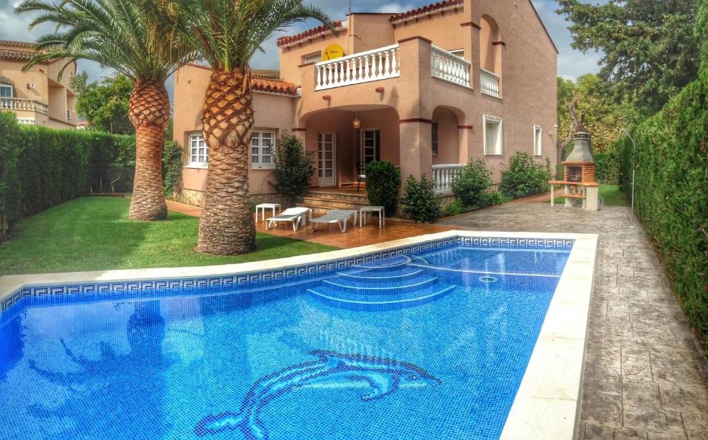 迈阿密普拉特亚ARENDA Pino Alto Villa Napoleon的房屋前有游泳池的房子