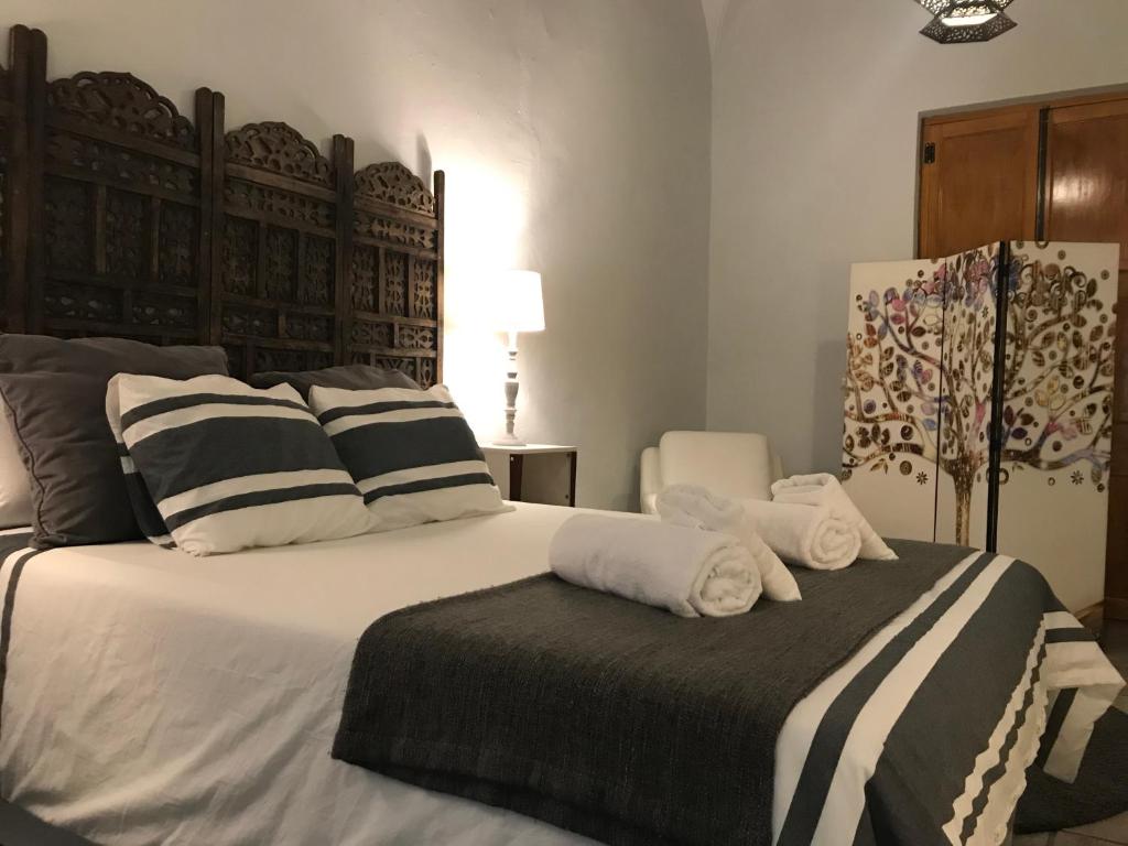Montemolín卡萨乡村埃尔阿吉拉酒店的一间卧室配有带毛巾的床