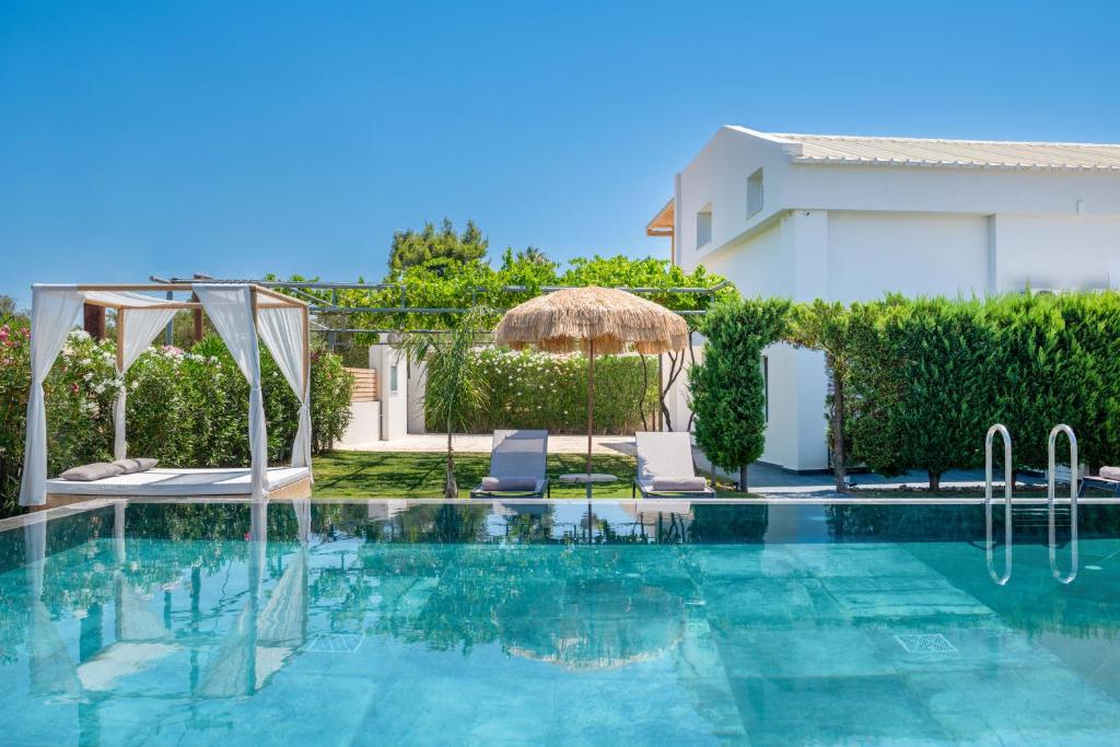 MouzákionSonel Luxury Villa, a Family Retreat, By ThinkVilla的别墅前的游泳池