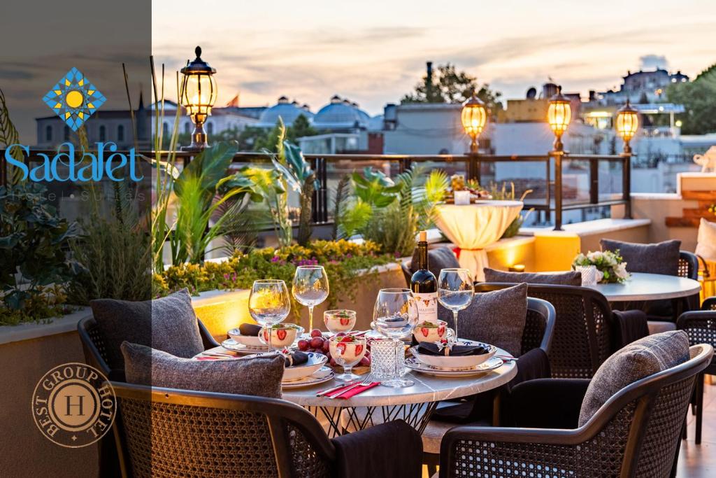 伊斯坦布尔Sadaret Hotel&Suites Istanbul -Best Group Hotels的阳台上的桌子上摆放着酒杯