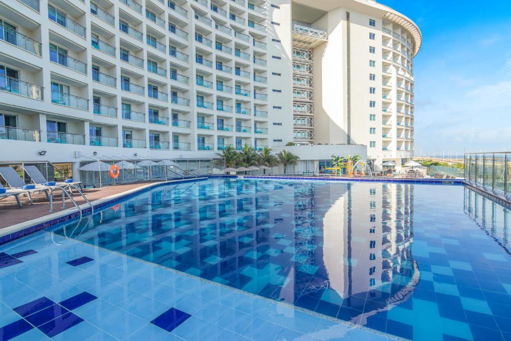 卡塔赫纳科拉莱斯德印迪亚斯GHL酒店的大楼前的游泳池