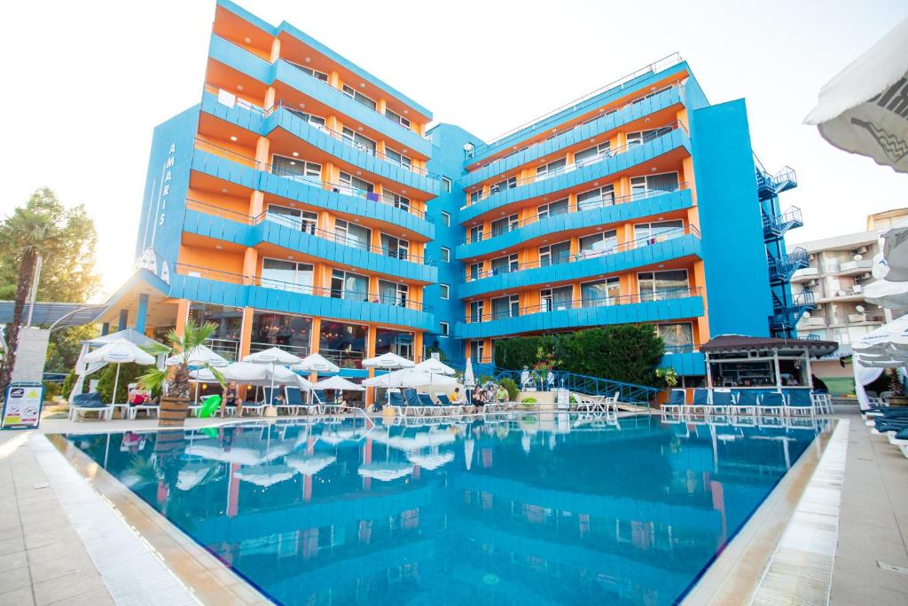 阳光海滩Amaris Hotel - All inclusive - Free parking的大楼前设有游泳池的酒店