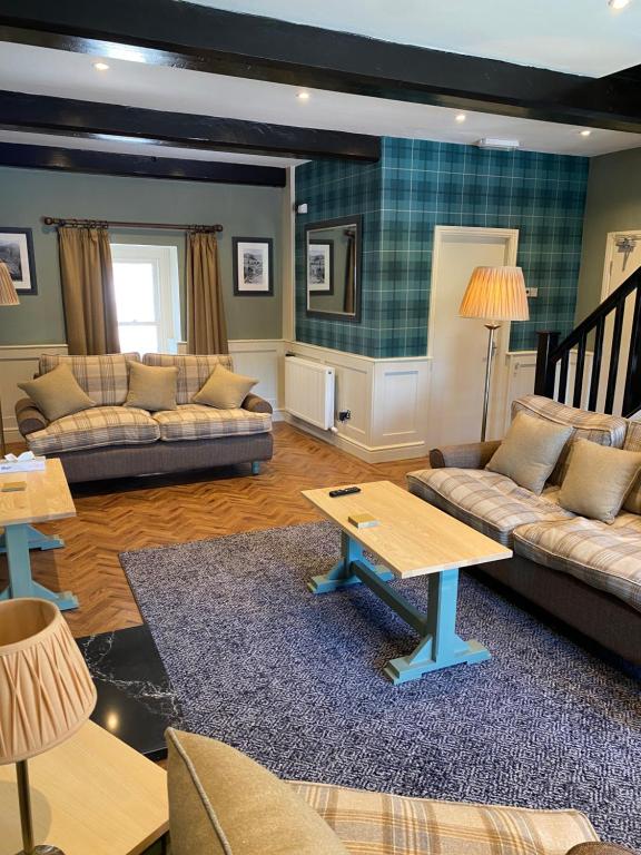 埃斯克代尔埃尔顿厅酒店的客厅配有两张沙发和一张桌子