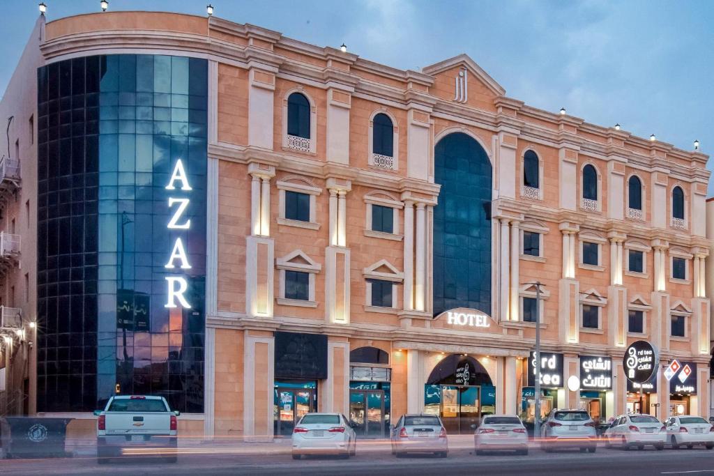 Ahad RafidahAzar hotel的一座大型建筑,前面有汽车停放