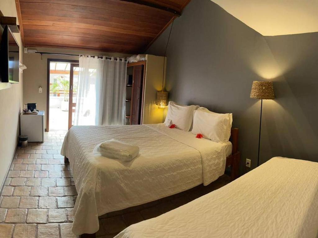 莫罗圣保罗拉特瑞斯酒店的一间卧室配有两张床和一盏灯