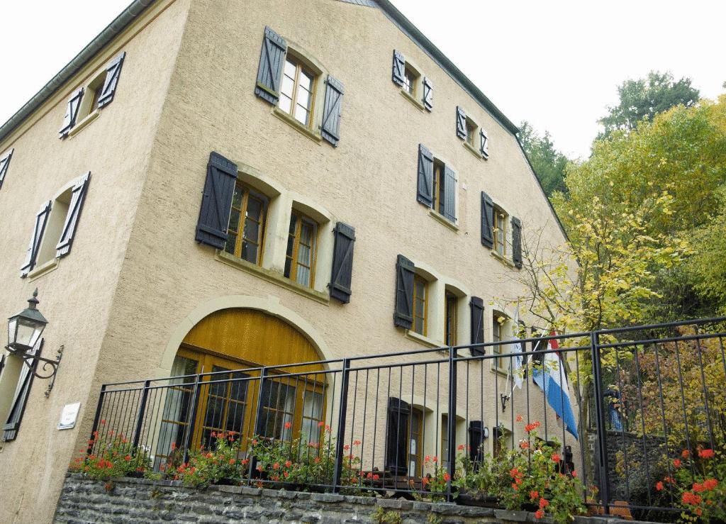 维安登维安登青年旅馆的前面有栅栏的大建筑