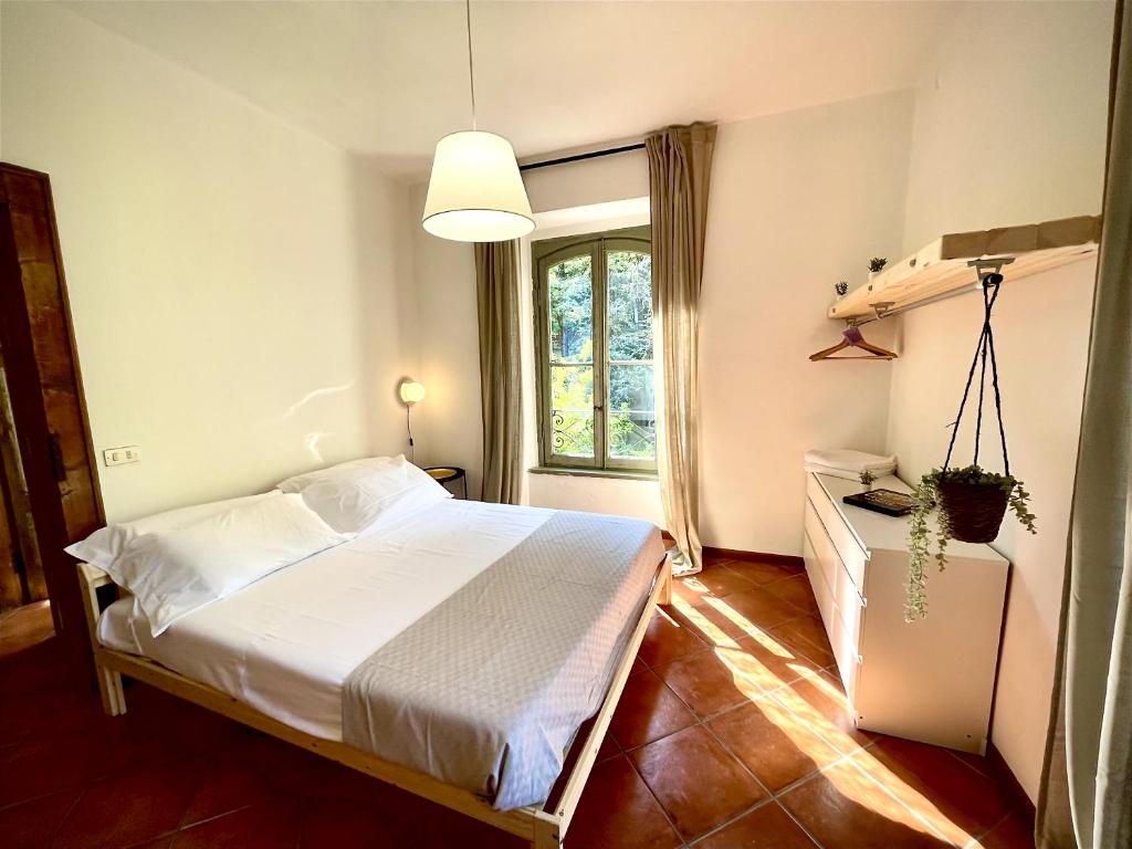 圣佩莱格里诺温泉[AvocadoHouse] Incredibile Appartamento Con Vista的卧室配有白色的床和窗户。