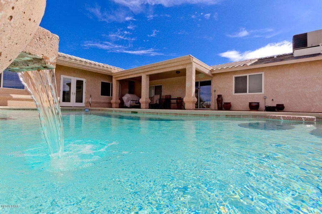 哈瓦苏湖城PRIVATE VIEW ON THE LAKE SIDE OF 95! Sleeps 16的一座房子前面带喷泉的游泳池
