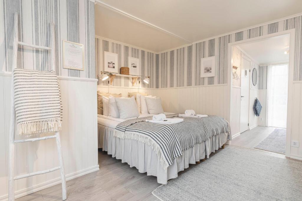 摩尔比兰加Eco by StrandNära的白色卧室,配有带毛巾的床
