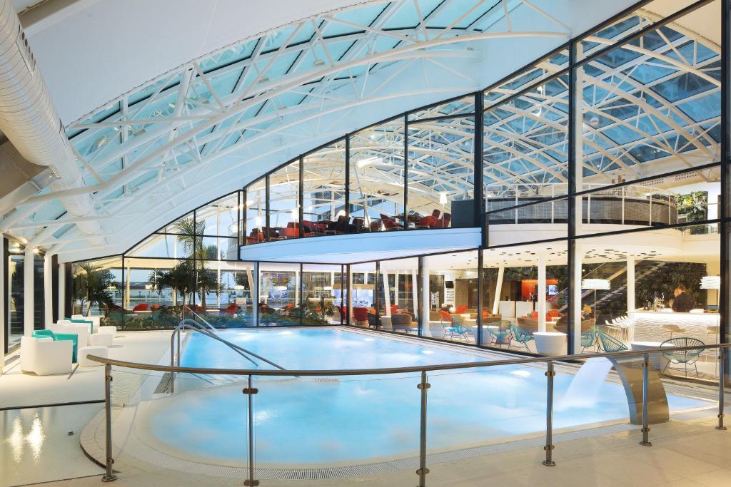 勒梅尼尔阿姆洛巴黎鲁瓦西大洋洲酒店的一座带玻璃天花板的大型建筑
