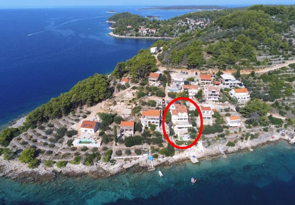 尼亚卢卡Apartments by the sea Cove Mikulina Luka, Korcula - 9181的水中岛上的房屋