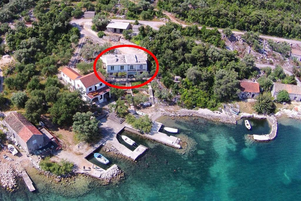 普特尼科维奇Apartments by the sea Zuronja, Peljesac - 14095的水中一座房子的庄园