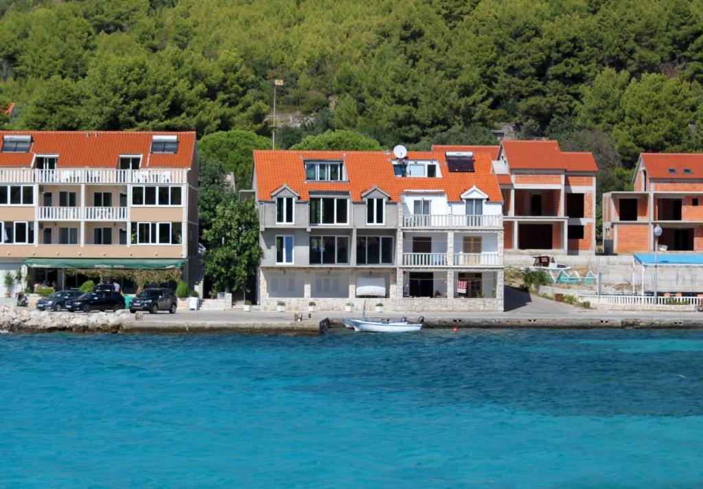 普利兹巴Apartments by the sea Prizba, Korcula - 14385的一群靠近水体的建筑物