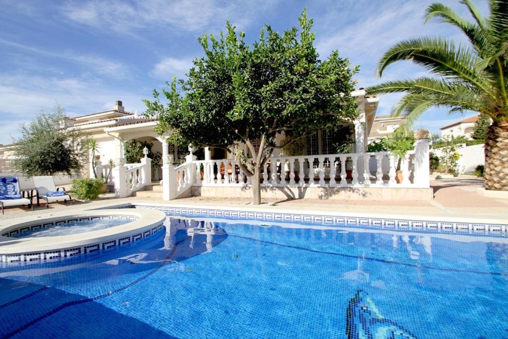 迈阿密普拉特亚ARENDA Pino Alto Villa Lemon的房屋前的大型游泳池
