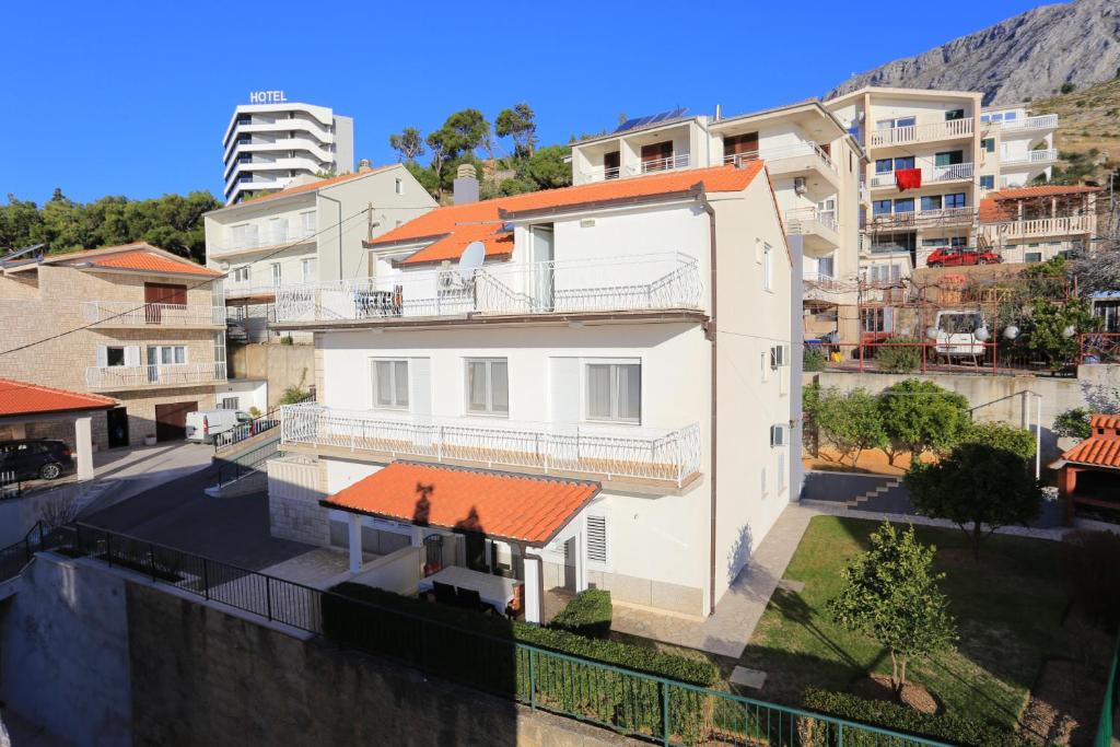 杜埃Apartments by the sea Duce, Omis - 16406的白色房子,有橙色屋顶