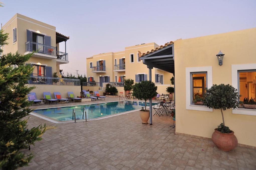 爱琴娜岛菲斯狄吉思假日公寓酒店的一座带游泳池的庭院