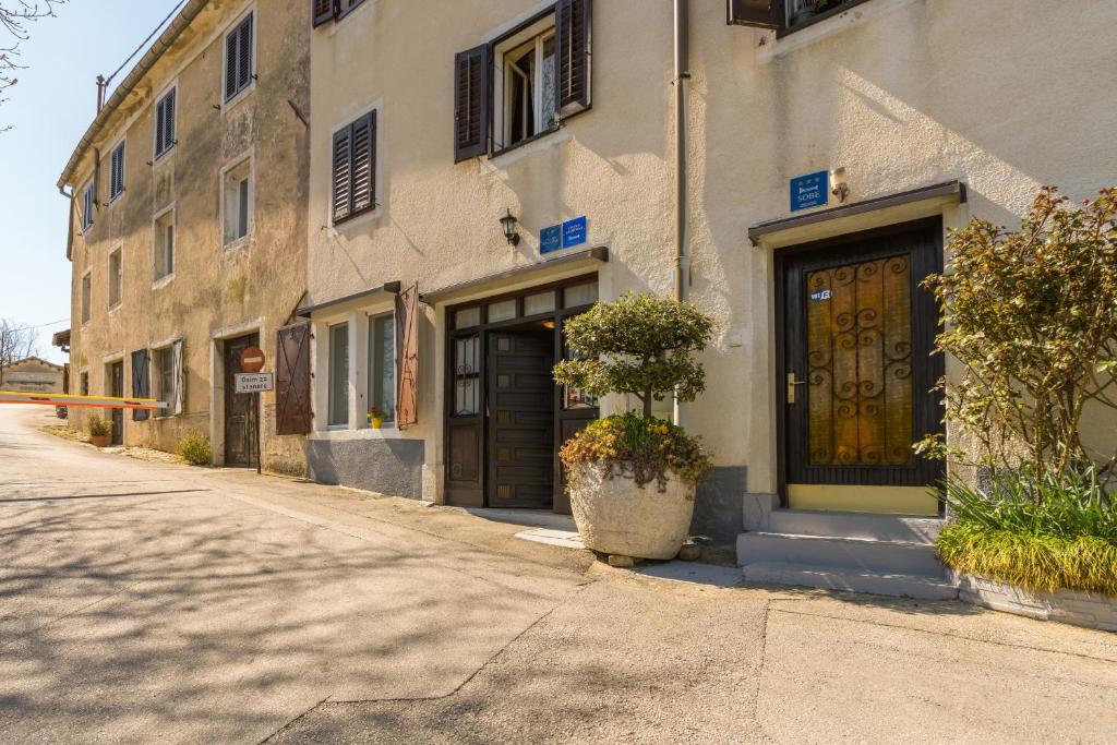 莫托文Apartments with a parking space Motovun, Central Istria - Sredisnja Istra - 14160的街道边有门的建筑物